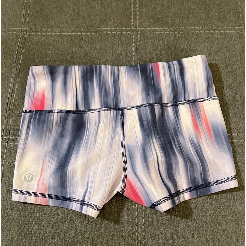 Lululemon Good condition mini short althletica size 4